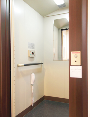 院内エレベーターの写真